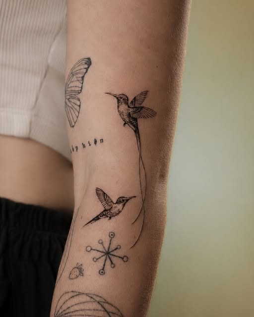 Selección del estudio: aves y detalles decorativos de línea fina en un brazo